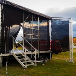 Bühne mit Treppe und Wings