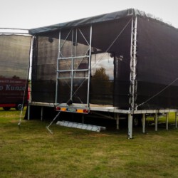 Bühne von Hinten mit Wings