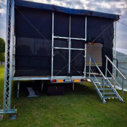 Bühne von der Seite mit Treppe und Wings