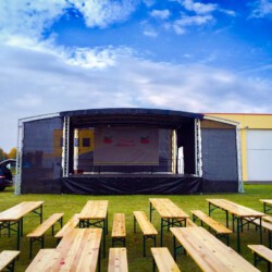 Bühne Frontal mit Wings