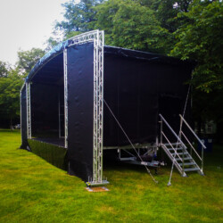 Bühne von der Seite mit Treppe und Wings