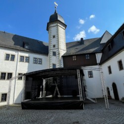 mobile-buehne-runddach-ax48-im-schloss-glauchau